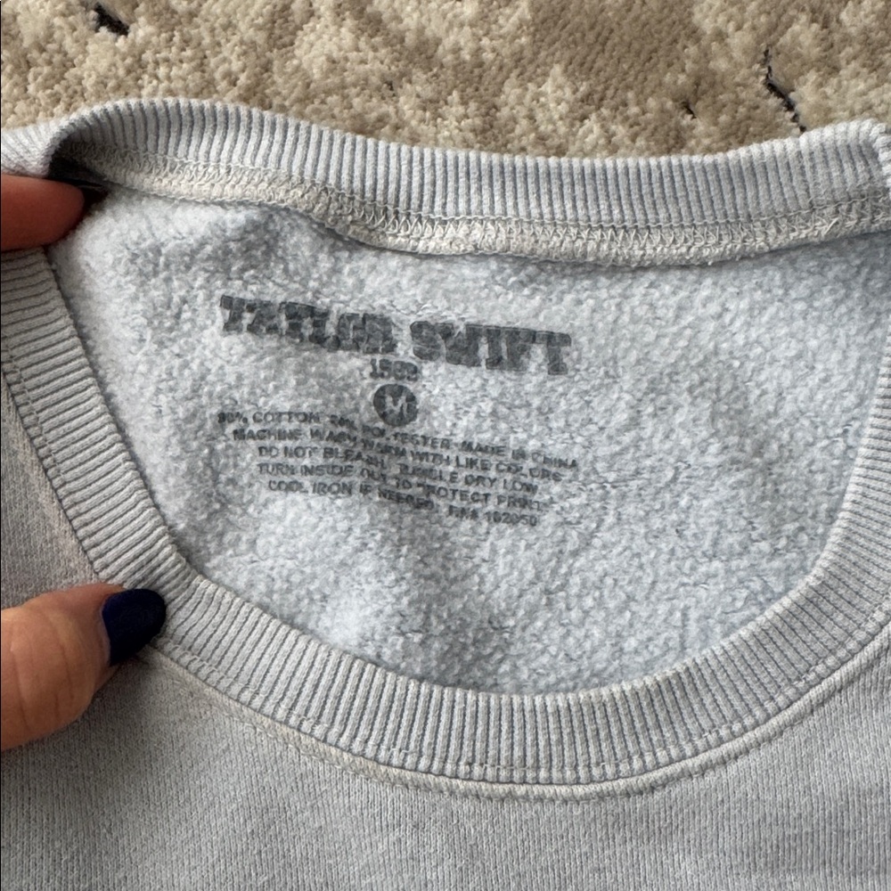 Taylor Swift Light Gray '1989' Crewneck Sweatshirt - Picture 3 of 3